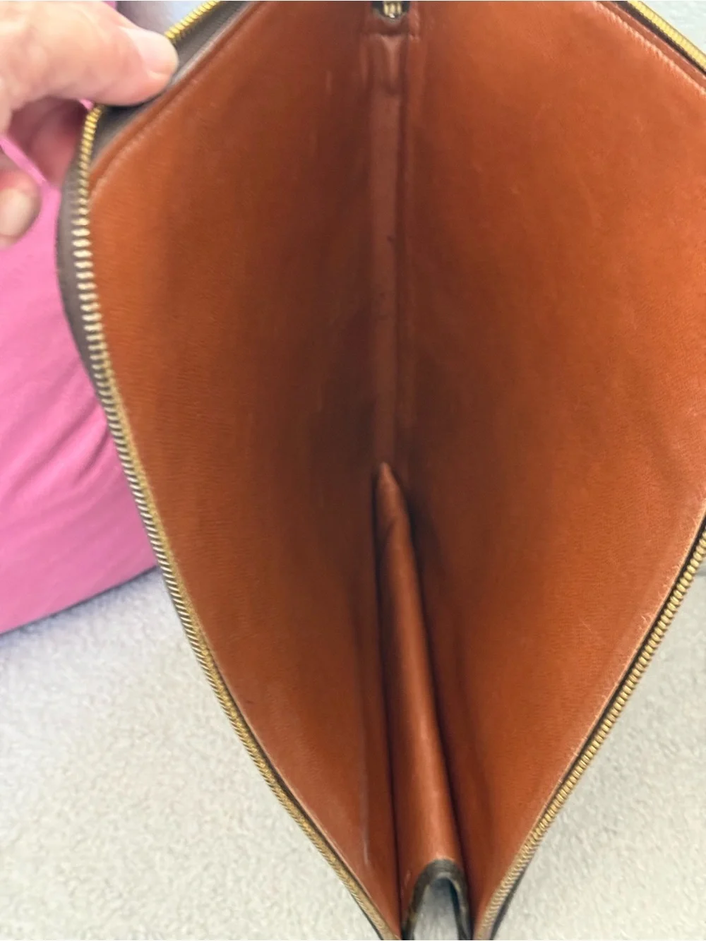 Louis Vuitton Vintage 1986 Zip Folio/tablet case. Zipper runs very smoothly.